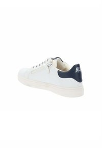Sneaker bianco con tomaia in pelle liscia, dettaglio blu navy sul tallone e suola in gomma testurizzata. Presenta una cerniera laterale per una facile calzata.