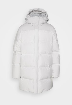 Cappotto invernale imbottito bianco con cappuccio, maniche lunghe e zip frontale coperta da una patta, esposto su uno sfondo grigio.