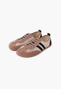 Par de zapatillas de ante marrón y beige con rayas negras, cierre con cordones y suelas de goma sobre fondo blanco.