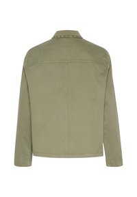 Trumpas rankovėmis, alyvuogių spalvos marškiniai-striukė su apykakle, erdviomis snapelių sagomis prie kaklo ir tiesiu kirpimu, pagaminta iš minkštos, lygios medžiagos.