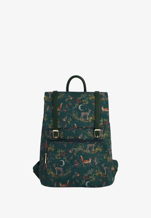 Zelený batoh s kvetinovým a živočíšnym vzorom, s dvoma nastaviteľnými popruhmi, vrchnou rukoväťou a predným zipsovým vreckom.