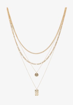 Colar dourado em várias camadas, apresentando diferentes estilos de corrente, incluindo elos grossos e correntes finas, com pendentes circulares e retangulares.