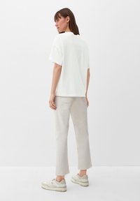 s.Oliver MIT FRONTPRINT - T-shirt imprimé - ecru
