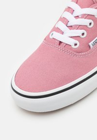 Vans AUTHENTIC - Sportcipő - color theory foxglove