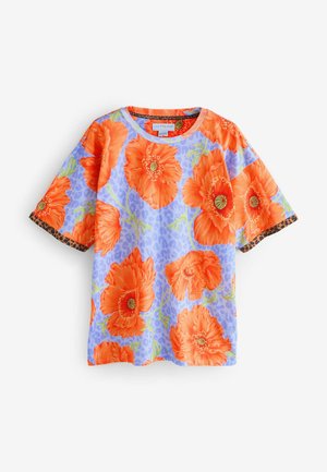 Kurzärmliges T-Shirt mit einem hellblauen Hintergrund, das große orange Mohnblumen, grüne Akzente und einen Leopardenmusterbesatz an den Ärmeln zeigt.