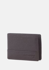 Brun läderplånbok med en strukturerad yta, som har en elegant design och en plats för kort. Diskret logotyp präglad på framsidan.