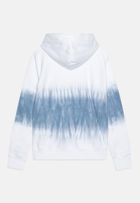 Witte hoodie met een blauw tie-dye patroon langs de onderste helft, voorzien van een kangoeroezak en verstelbare capuchon. Gemaakt van zacht katoen.