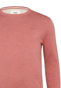 Helles rosa Baumwollpullover mit Rundhalsausschnitt und langen Ärmeln. Verfügt über dezente Nähte und ein kleines Logo auf der Brust.