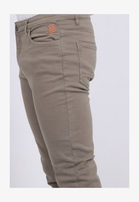 Sélectionné, kaki clair