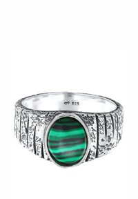 Anello in argento sterling con fascia testurizzata e pietra centrale ovale di malachite con strisce verdi e nere. Contrassegnato 925.