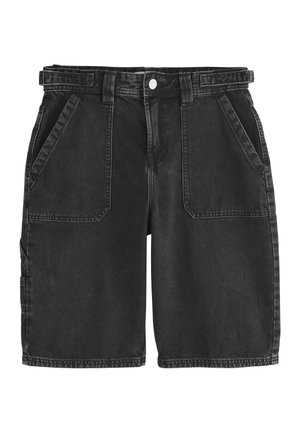 Fekete, magas derekú farmer rövidnadrág elülső gombokkal, állítható oldalszíjakkal és nagy első zsebekkel, fehér háttér előtt.