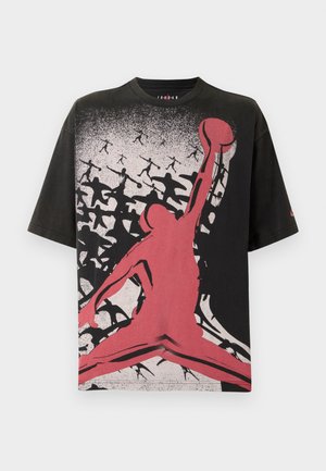 Zwarte katoenen T-shirt met een grote rode basketbalafbeelding en silhouetten, korte mouwen en een ronde halsontwerp met een vervaagde textuur.