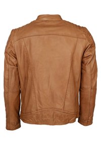 Bruine leren jas met een soepele textuur, voorzien van een getailleerd ontwerp, hoge kraag, schoudernaden en subtiele stikdetails.