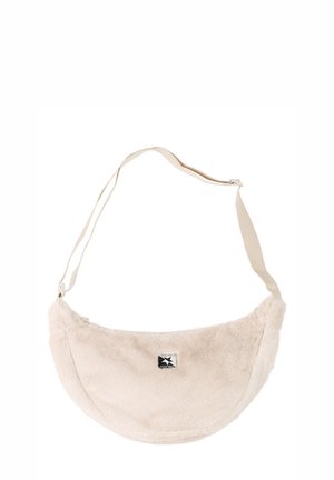 Weiche beige schultertasche in halbmondform mit verstellbarem riemen und kleinem schwarz-weißem markenlogo auf der vorderseite in der mitte.