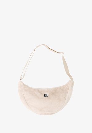 Zachte beige schoudertas in halvemaanvorm met verstelbare riem en klein zwart-wit logo van het merk op het midden van de voorkant.