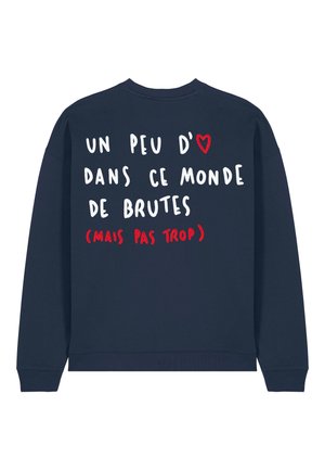 Felpa navy con testo bianco e rosso sul retro: "un po' d'❤️ in questo mondo di bruti (ma non troppo)" e un piccolo cuore rosso. Tessuto morbido, vestibilità comoda.