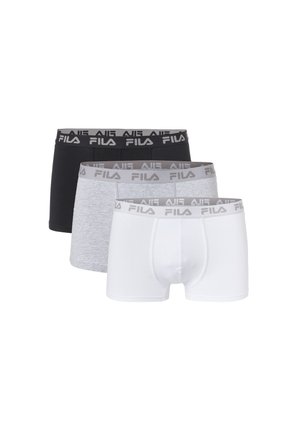 Tre par FILA boksershorts i sort, grå og hvid, stablet med synlige branded elastiske linninger.