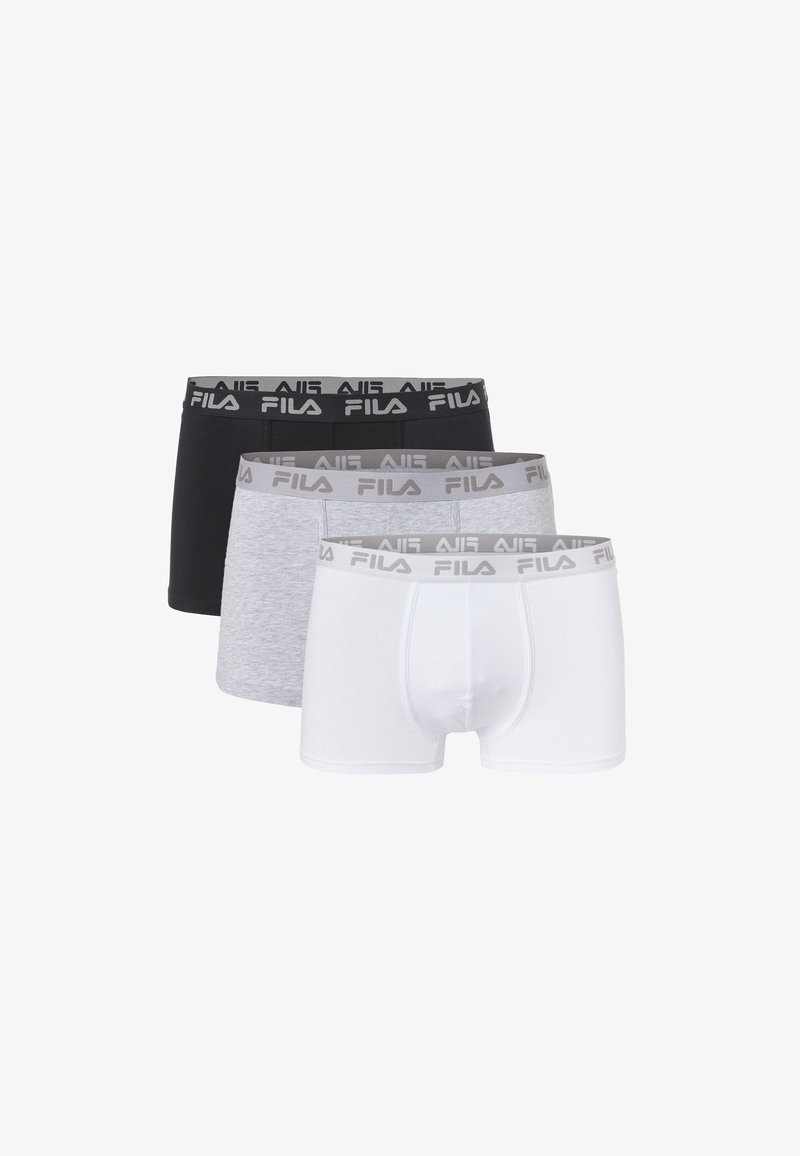 Τρία ζευγάρια boxer FILA σε μαύρο, γκρι και λευκό χρώμα, στοιβαγμένα με ορατές λαστιχένιες ζώνες με λογότυπα.