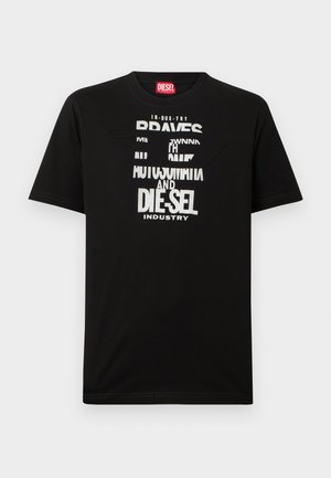 T-shirt nera in cotone con grandi scritte bianche, tra cui "DIESEL" e "INDUSTRY", con scollo rotondo e maniche corte.
