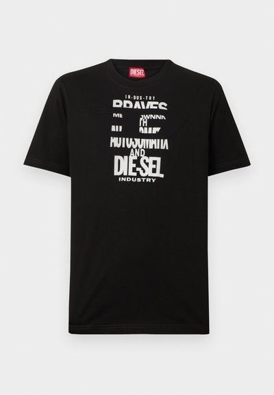 Черна памучна тениска с големи бели текстови графики, включително "DIESEL" и "INDUSTRY", с обиколно деколте и къси ръкави.