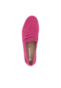 Rosa Wildleder Slipper mit runder Zehenpartie, ausgestattet mit einem dekorativen Riemen und einer strukturierten Sohle. Innen befindet sich eine schlichte Markierung auf dem beigefarbenen Futter.