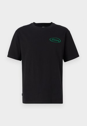 Mustat puuvillaiset t-paidat lyhyillä hihoilla, klassinen pyöreä kaula-aukko, jossa on vihreä soikea logo vasemmassa rintapielessä. Yksinkertainen muotoilu.