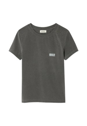 T-shirt grigia scura a maniche corte con scollo rotondo e piccolo logo bianco "American Vintage" sul petto sinistro, mostrata distesa su uno sfondo bianco.