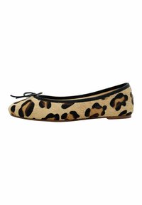 Ballerine con stampa leopardata, upper testurizzato beige, rifiniture nere e un fiocco frontale. Modello a profilo basso con punta rotonda.