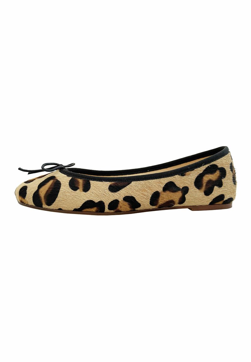 Ballerine con stampa leopardata, upper testurizzato beige, rifiniture nere e un fiocco frontale. Modello a profilo basso con punta rotonda.
