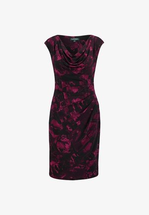 Robe sans manches longueur genou avec décolleté drapé, taille cintrée et tissu à motif abstrait noir et rose foncé.