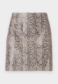 Una mini gonna aderente con una finitura lucida e una texture in finta pelle di serpente nelle tonalità beige e nera, caratterizzata da una superficie liscia e senza chiusure visibili.