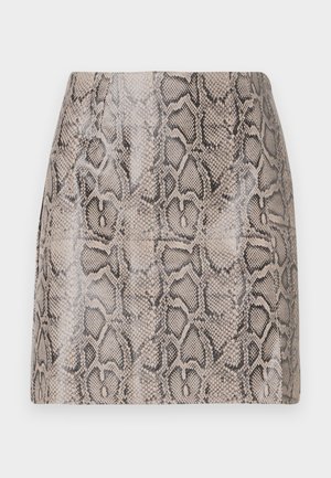 Una mini gonna aderente con una finitura lucida e una texture in finta pelle di serpente nelle tonalità beige e nera, caratterizzata da una superficie liscia e senza chiusure visibili.