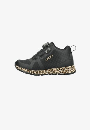 Schwarzer Sportschuh mit Leopardenmuster-Sohle, Marke VADO, mit Drehverschluss zum Festziehen statt Schnürsenkeln und Zuglasche an der Ferse.