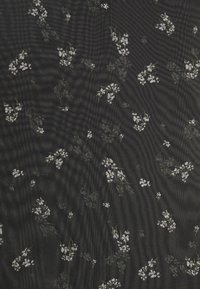 Schwarzer Stoff mit einem verstreuten Blumenmuster in Weiß und grünen Akzenten. Die Textur wirkt glatt mit einem leichten Glanz.