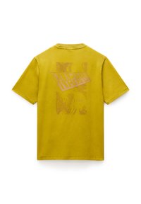 Gul bomulds T-shirt med et tekstureret grafik i pink på ryggen, rund halsudskæring og korte ærmer.