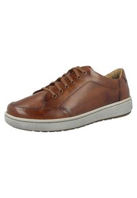 Sneaker in pelle marrone con finitura liscia, punta rotonda, chiusura con lacci, suola bianca a contrasto e sottili dettagli di cucitura.