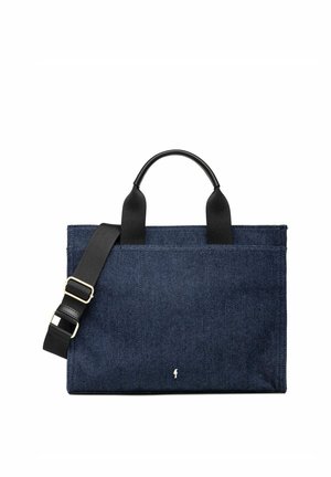 Prostokątna torba typu tote z ciemnoniebieskiego denimu z czarnymi uchwytami, regulowanym czarnym paskiem na ramię i małym białym logo blisko środka u dołu.