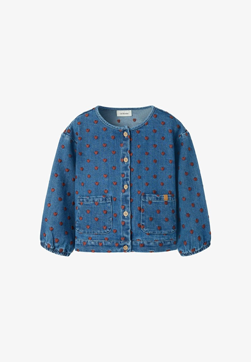 Veste en denim bleu avec motifs de cœurs rouges, encolure ronde, boutons sur le devant, deux poches avant et poignets élastiques aux manches longues.