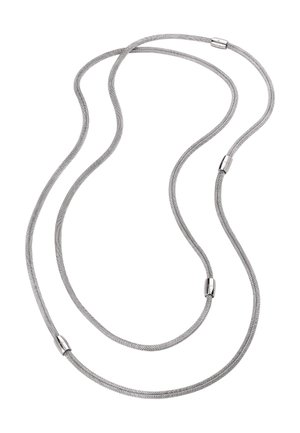 Collar metálico plateado con un diseño de malla flexible y texturizada. Presenta acentos metálicos suaves y una forma de bucle continuo.
