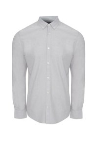 Camisa de botón de manga larga gris claro hecha de una tela suave. Presenta un cuello extendido y un sutil logo en el pecho. Corte clásico con puños de botón.