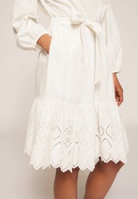 Motivi Vapaa-ajan mekko - white