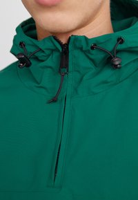 Carhartt WIP Jachetă de vânt - chervil/black