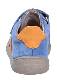 Scarpa scamosciata blu con dettagli arancioni, caratterizzata da un profilo basso, una strap in velcro e suola in gomma. Tessuto morbido con dettagli di cucitura minimi.