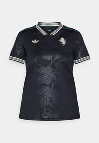 Maglietta sportiva nera con motivo floreale, colletto e maniche a coste, dotata di logo ricamato e strisce bianche e verdi a contrasto.
