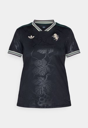 Schwarzes Sporttrikot mit Blumenmuster, geripptem Kragen und Ärmeln, ausgestattet mit einem bestickten Logo sowie kontrastierenden weißen und grünen Streifen.
