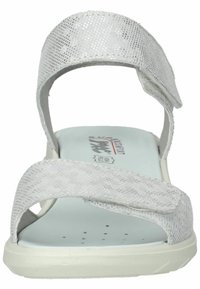 Hvide sandaler med strukturerede syntetiske stropper, justerbar velcro-lukning og polstret sål med små ventilationshuller.