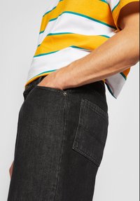 Urban Classics Jeans Relaxed Fit - black acid washed