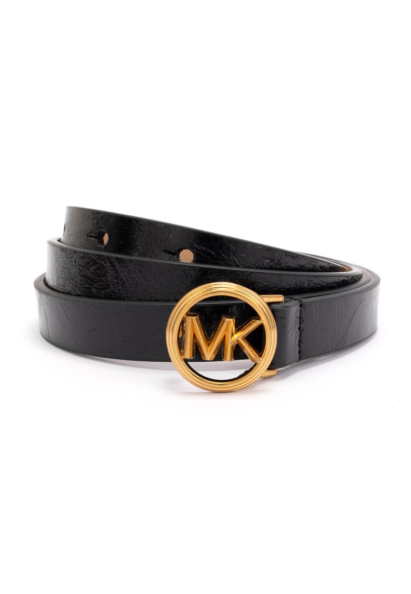 Sort læderbælte med en glat overflade, der har en cirkulær spænde i guldfarve med præget "MK" logo. To remlag er synlige.