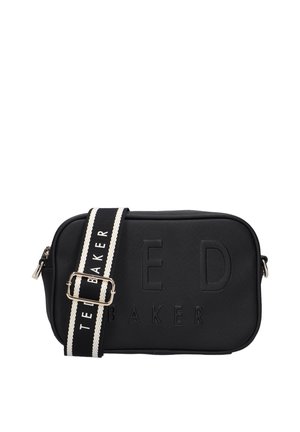 Zwarte rechthoekige crossbodytas met geperste tekst "TED BAKER" en verstelbare zwarte band met witte strepen en "TED BAKER" opschrift.