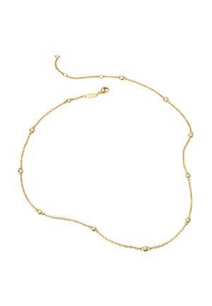 Zarte goldene Halskette mit gleichmäßig verteilten kleinen runden klaren Edelsteinen und einem Karabinerverschluss auf weißem Hintergrund.